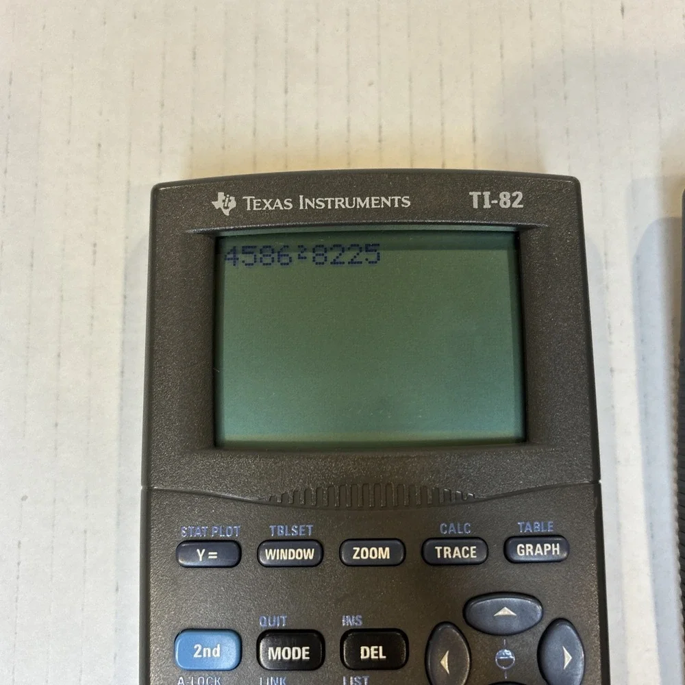 Texas Instruments TI-82  Graphing Calculator Vintage 1999